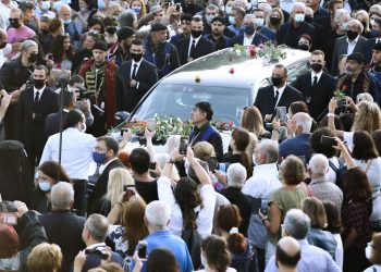 Μίκης Θεοδωράκης: Ρίγος στα Χανιά – 96 βρακοφόροι και πλήθος κόσμου τον αποχαιρετούν (video)