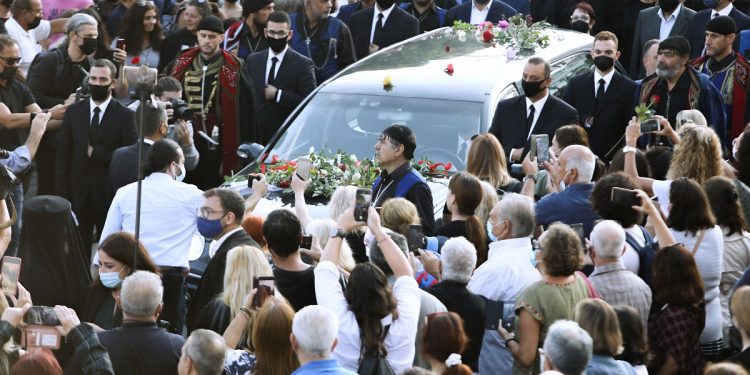 Alldaynews.gr Μίκης Θεοδωράκης: Ρίγος στα Χανιά – 96 βρακοφόροι και πλήθος κόσμου τον αποχαιρετούν (video)