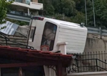 Φορτηγάκι «προσγειώθηκε» στη στέγη σπιτιού σε ένα απίστευτο τροχαίο – Δείτε τις εικόνες
