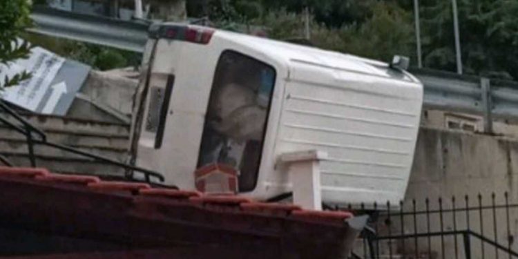 Φορτηγάκι «προσγειώθηκε» στη στέγη σπιτιού σε ένα απίστευτο τροχαίο – Δείτε τις εικόνες