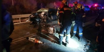 Πριν Λίγο-Δυστύχημα στον Άγιο Στέφανο: Ένας νεκρός κι ένας βαριά τραυματίας – «Σμπαράλια» τα οχήματα