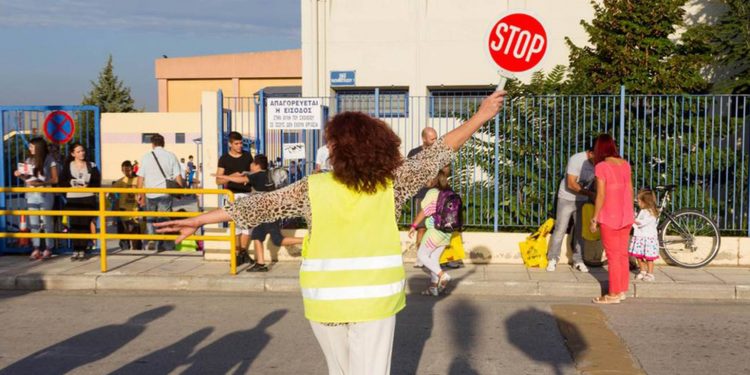 Alldaynews.gr Θεσσαλονίκη: Στο νοσοκομείο σχολική τροχονόμος που παρασύρθηκε από διερχόμενο Ι.Χ.