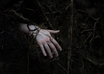 Η 27χρονη που θάφτηκε ζωντανή απο τον αρραβωνιαστικό της και κατάφερε να δραπετεύσει