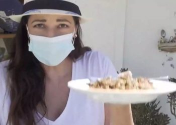 Αίγινα: Έμειναν άφωνοι όταν είδαν την κοπέλα που τους σέρβιρε! Πρώην τραγουδίστρια σε μεγάλες πίστες!