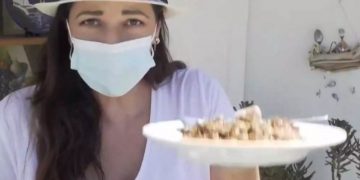 Αίγινα: Έμειναν άφωνοι όταν είδαν την κοπέλα που τους σέρβιρε! Πρώην τραγουδίστρια σε μεγάλες πίστες!