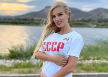 «Επί ΕΣΣΔ δεν πείνασε κανείς» – Σάλος με τη μπλούζα της Σοβιετικής Ένωσης που φόρεσε η Τζούλια Νόβα