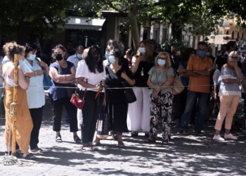 Μίκης Θεοδωράκης Γεμάτη η Μητρόπολη για το λαϊκό προσκύνημα στον μεγάλο μουσικοσυνθέτη (pics)