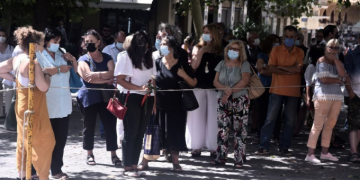 Alldaynews.gr Μίκης Θεοδωράκης Γεμάτη η Μητρόπολη για το λαϊκό προσκύνημα στον μεγάλο μουσικοσυνθέτη (pics)