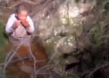 Η συγκλονιστική στιγμή που βρίσκουν 3χρονο μετά από 4 ημέρες που αγνοούνταν (video)