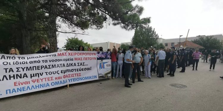 Χαμός κατά την άφιξη Πλεύρη στη Θεσσαλονίκη: Οι υγειονομικοί τον υποδέχτηκαν με ναζιστικά εμβατήρια