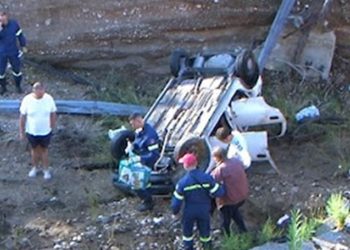 Κινέτα: Δεν κατάλαβε ότι ο δρόμος έχει υποχωρήσει και έκανε βουτιά 12 μέτρων (φωτο, video)