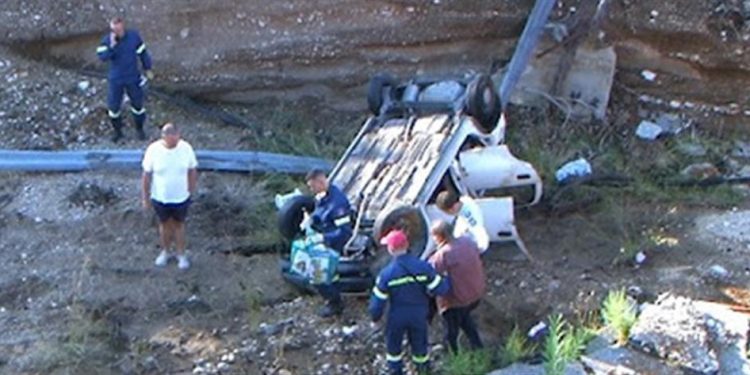 Alldaynews.gr Κινέτα: Δεν κατάλαβε ότι ο δρόμος έχει υποχωρήσει και έκανε βουτιά 12 μέτρων (φωτο, video)