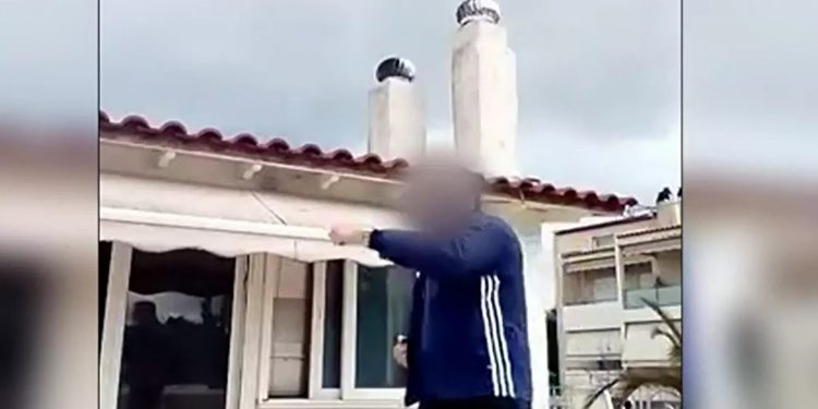 Alldaynews.gr Σε σοκ η μητέρα του 40χρονου φονιά, έχασε την κόρη της πριν 40 μέρες: «κλαίω για τον εργάτη, κλαίω και για τον γιο μου» (video)