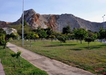 Τρόμος σε πάρκο στον Πειραιά: Άνδρας κυνηγούσε με τσεκούρι τον αδερφό του μπροστά σε παιδιά (video)