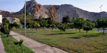 Alldaynews.gr Τρόμος σε πάρκο στον Πειραιά: Άνδρας κυνηγούσε με τσεκούρι τον αδερφό του μπροστά σε παιδιά (video)