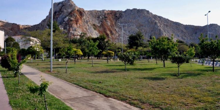 Alldaynews.gr Τρόμος σε πάρκο στον Πειραιά: Άνδρας κυνηγούσε με τσεκούρι τον αδερφό του μπροστά σε παιδιά (video)