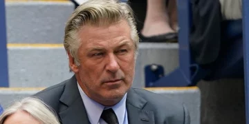 Τραγωδία: Ο Άλεκ Μπάλντγουιν πυροβόλησε και σκότωσε τη Δ/τρια φωτογραφίας στα γυρίσματα της ταινίας Rust