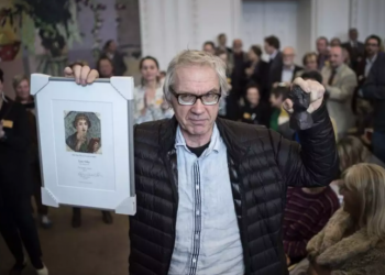 Νεκρός σε τροχαίο με 2 αστυνομικούς που τον συνόδευαν ο σκιτσογράφος που είχε ζωγραφίσει τον Μωάμεθ σε σώμα σκύλου (vid)