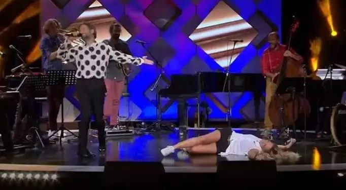 Alldaynews.gr Εβελίνα Παπούλια: Σωριάστηκε στο πλατό στην πρεμιέρα του Κωστή Μαραβέγια