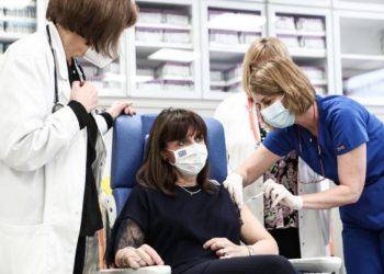 Κατερίνα Σακελλαροπούλου: Έκανε την τρίτη δόση του εμβολίου