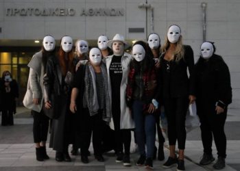 Ιωάννα Παλιοσπύρου: Με μάσκες όλοι οι φίλοι της- Συγκινητικές εικόνες στα Δικαστήρια