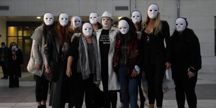 Alldaynews.gr Ιωάννα Παλιοσπύρου: Με μάσκες όλοι οι φίλοι της- Συγκινητικές εικόνες στα Δικαστήρια