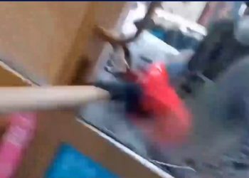 Βίντεο Ντοκουμέντο: Αστυνομικός των ΜΑΤ σπάει τζαμαρία και φωνάζει «ναι, είμαι τρελός»