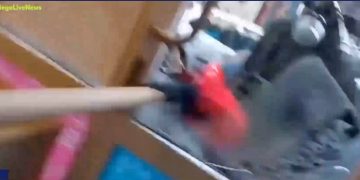 Βίντεο Ντοκουμέντο: Αστυνομικός των ΜΑΤ σπάει τζαμαρία και φωνάζει «ναι, είμαι τρελός»