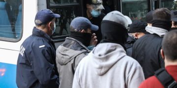 Πέραμα: Ελεύθεροι οι αστυνομικοί μετά τις «μαραθώνιες» απολογίες – Ελεύθεροι και οι δύο ανήλικοι Ρομά