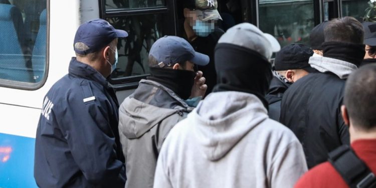 Πέραμα: Ελεύθεροι οι αστυνομικοί μετά τις «μαραθώνιες» απολογίες – Ελεύθεροι και οι δύο ανήλικοι Ρομά