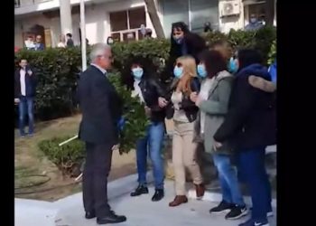 Πέραμα: Μπλόκο γυναικών σε Χρυσαυγίτη δημοτικό σύμβουλο που προσπάθησε να καταθέσει στεφάνι[video]