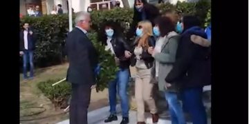 Πέραμα: Μπλόκο γυναικών σε Χρυσαυγίτη δημοτικό σύμβουλο που προσπάθησε να καταθέσει στεφάνι[video]