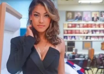 Ιnfluencer ποζάρει μπροστά από το ανοιχτό φέρετρο του πατέρα της![photos]