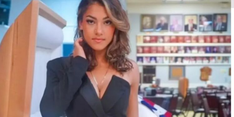 Ιnfluencer ποζάρει μπροστά από το ανοιχτό φέρετρο του πατέρα της![photos]