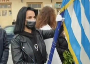 Μητέρα δύο παιδιών σημαιοφόρος στην παρέλαση – Από το χασάπικο του συζύγου της και πάλι στα θρανία!