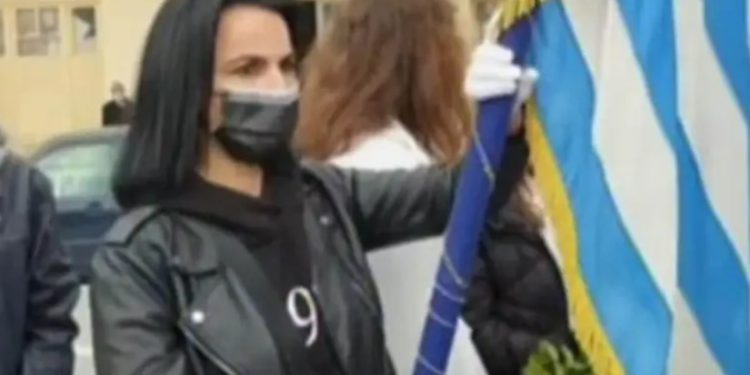 Alldaynews.gr Μητέρα δύο παιδιών σημαιοφόρος στην παρέλαση – Από το χασάπικο του συζύγου της και πάλι στα θρανία!