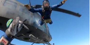 28η Οκτωβρίου-Θεσσαλονίκη: Το βίντεο της πτώσης του αλεξιπτωτιστή που Κόβει την ανάσα!