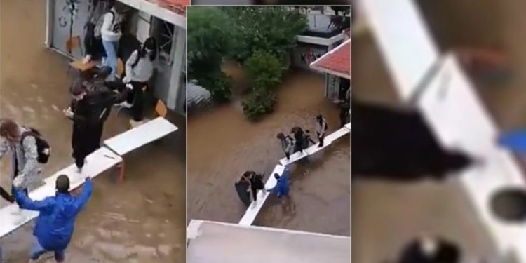 Alldaynews.gr «Μπάλλος» – Νέα Φιλαδέλφεια: Μαθητές έφτιαξαν… γέφυρα με θρανία για να βγουν από πλημμυρισμένες τάξεις