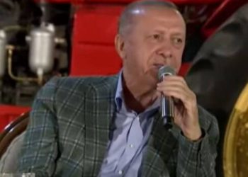 Ο Ερντογάν το έριξε στα… ερωτικά τραγούδια – Σόου με τους νεολαίους του ΑΚΡ ενώ η Τουρκία στενάζει[video]