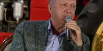 Ο Ερντογάν το έριξε στα… ερωτικά τραγούδια – Σόου με τους νεολαίους του ΑΚΡ ενώ η Τουρκία στενάζει[video]