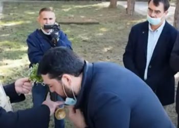 Μητροπολίτης Γρεβενών: Κατέβαζε τις μάσκες για να φιλήσουν τον σταυρό[VIDEO]