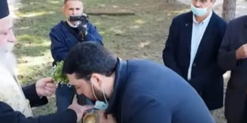 Μητροπολίτης Γρεβενών: Κατέβαζε τις μάσκες για να φιλήσουν τον σταυρό[VIDEO]