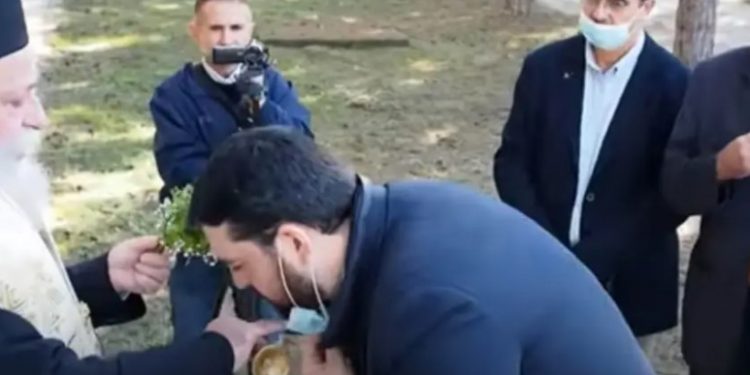 Μητροπολίτης Γρεβενών: Κατέβαζε τις μάσκες για να φιλήσουν τον σταυρό[VIDEO]