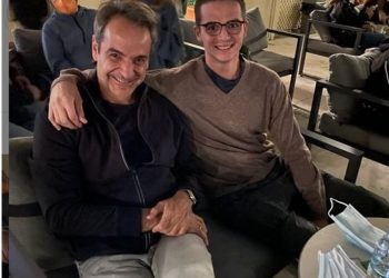 Ο Κυριάκος Μητσοτάκης με τον γιό του στη νέα ταινία του James Bond[photo]