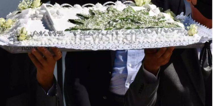 Άκης Τσοχατζόπουλος: Κόλλυβα με ήλιο ΠΑΣΟΚ στο μνημόσυνο για τα 40 του[Photos]