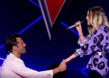 «The Voice»: Ο Κωνσταντίνος Αργυρός έπεσε στα γόνατα για την Ζωή και ο Πάνος Μουζουράκης τον τρόλαρε