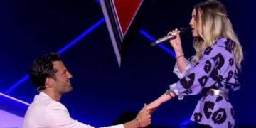 «The Voice»: Ο Κωνσταντίνος Αργυρός έπεσε στα γόνατα για την Ζωή και ο Πάνος Μουζουράκης τον τρόλαρε
