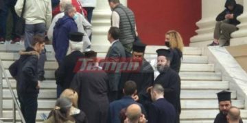 Πάτρα: Σε δίκη ιερέας γιατί λειτούργησε εκκλησία-Συγκέντρωση πιστών στα Δικαστήρια που τον χειροκροτούσαν