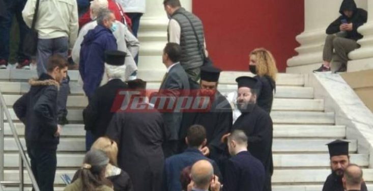 Πάτρα: Σε δίκη ιερέας γιατί λειτούργησε εκκλησία-Συγκέντρωση πιστών στα Δικαστήρια που τον χειροκροτούσαν