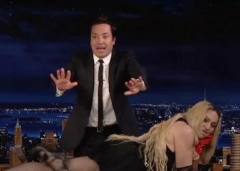 «Ξέφυγε» πάλι η Μαντόνα: Ξάπλωσε στο γραφείο του Τζίμι Φάλον και σήκωσε τη φούστα της μπροστά στην κάμερα!